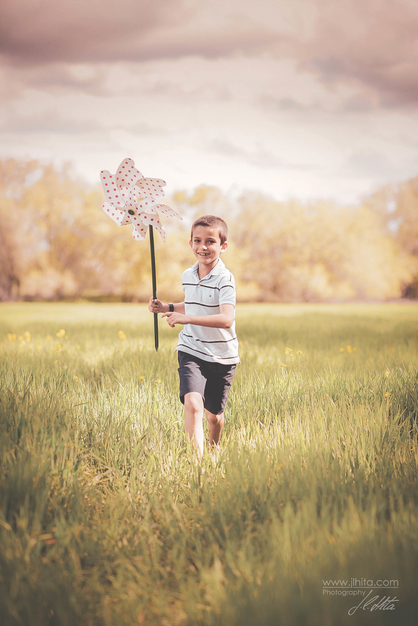 Alvaro corriendo por el campo