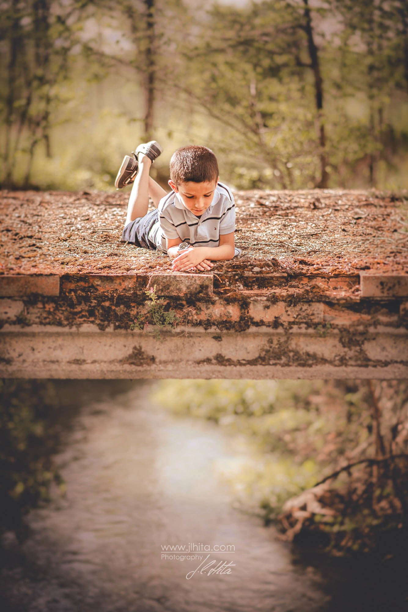 Sesión infantil tumbado en el puente