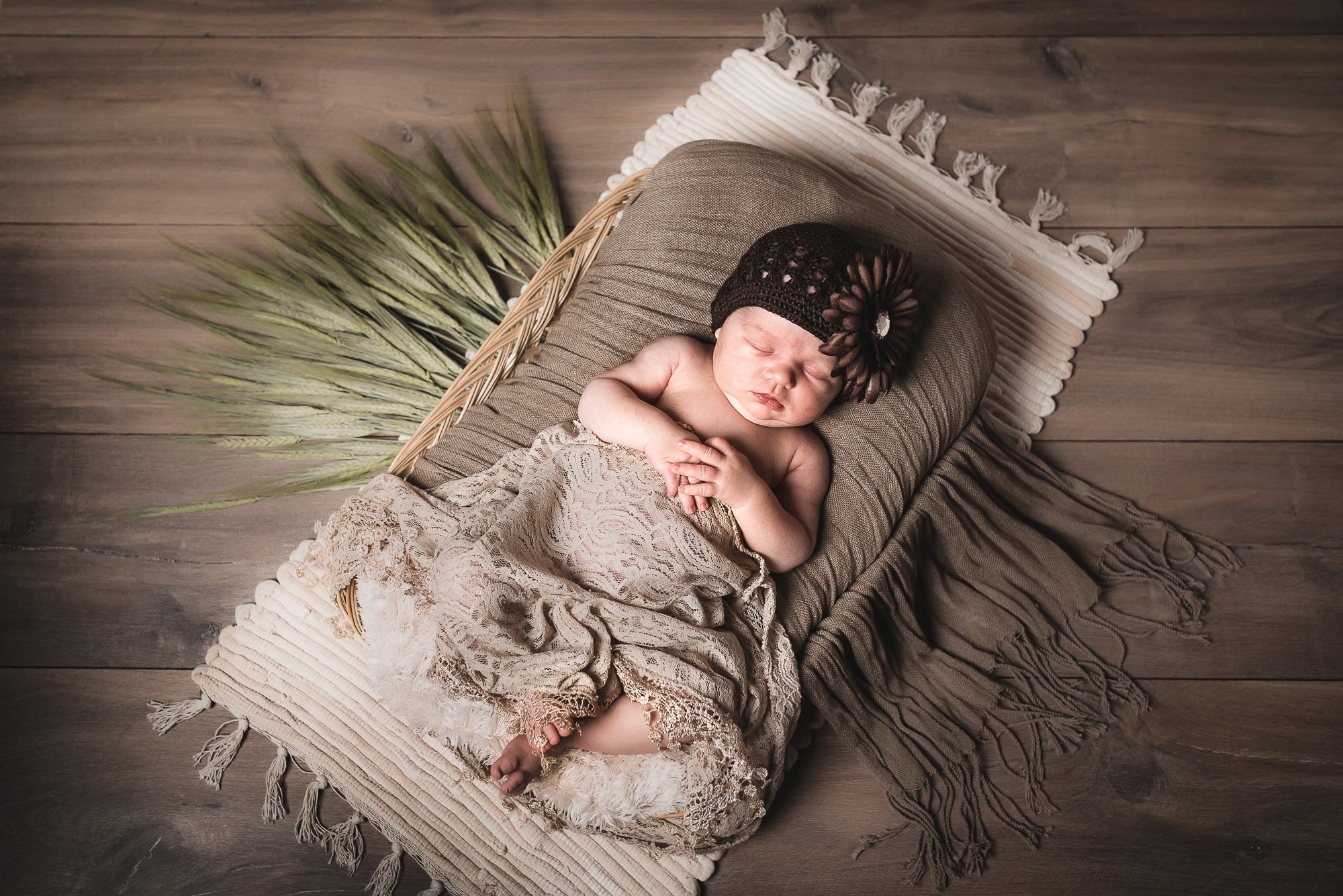 Dafne con gorro marrón