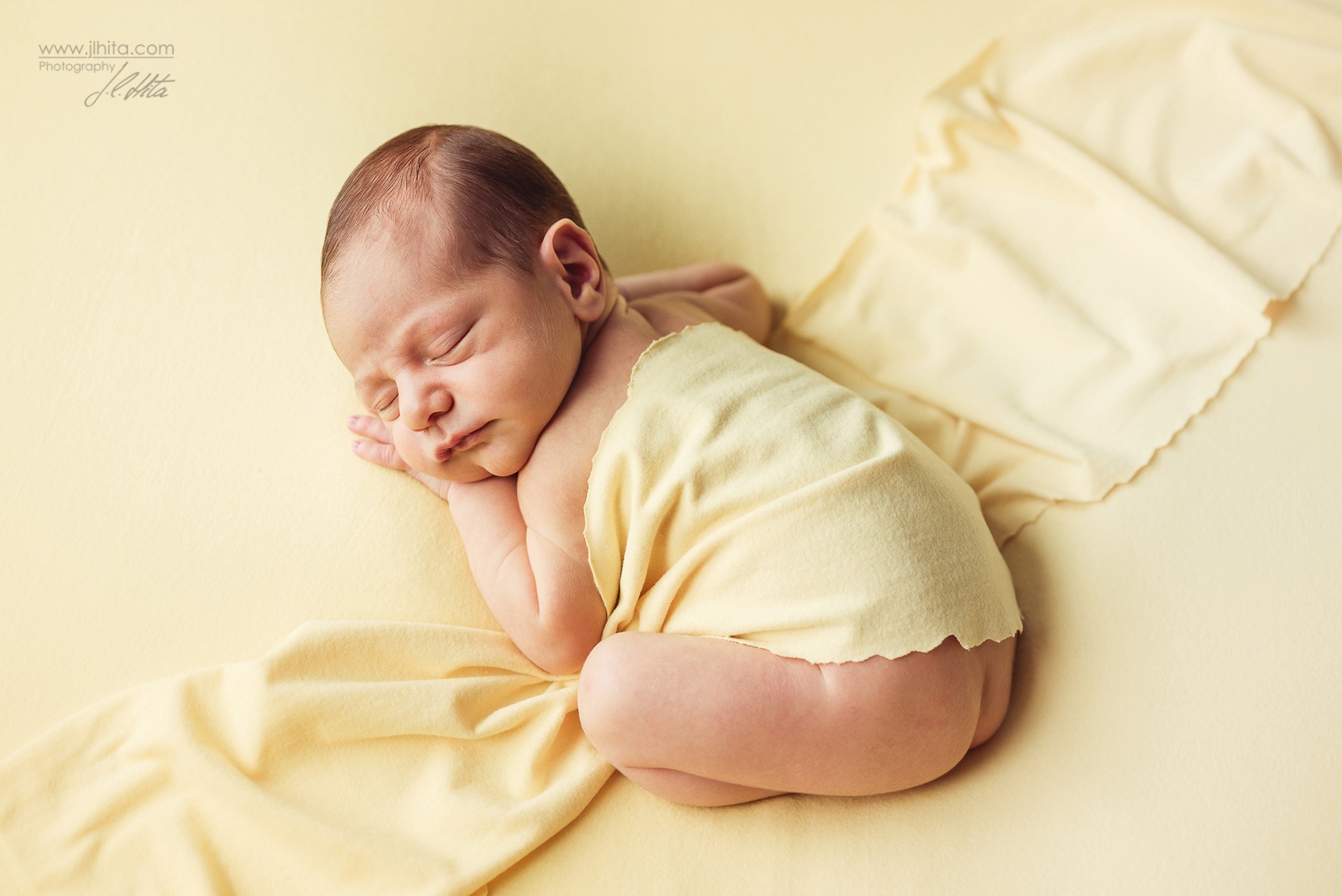 Sesión newborn eduardo tonos amarillos