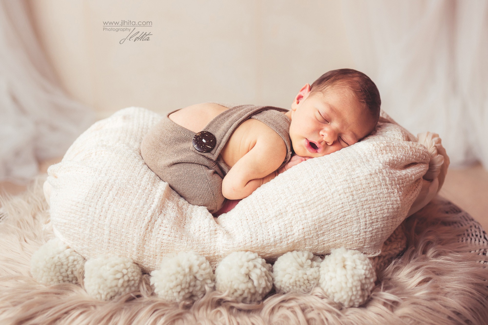 Sesión newborn eduardo peto con botones marrón