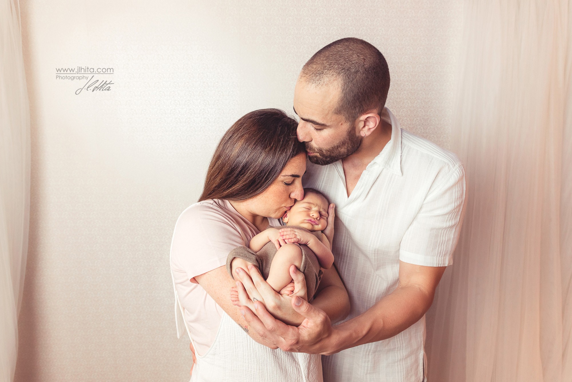 Sesión newborn eduardo con los padres