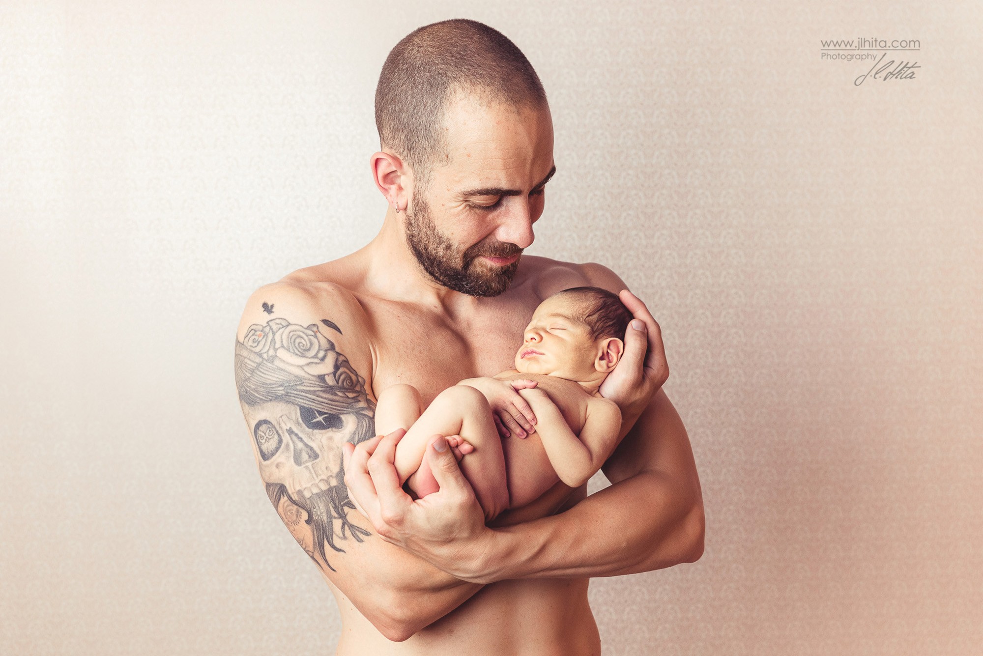 Sesión newborn eduardo padre con tatuajes