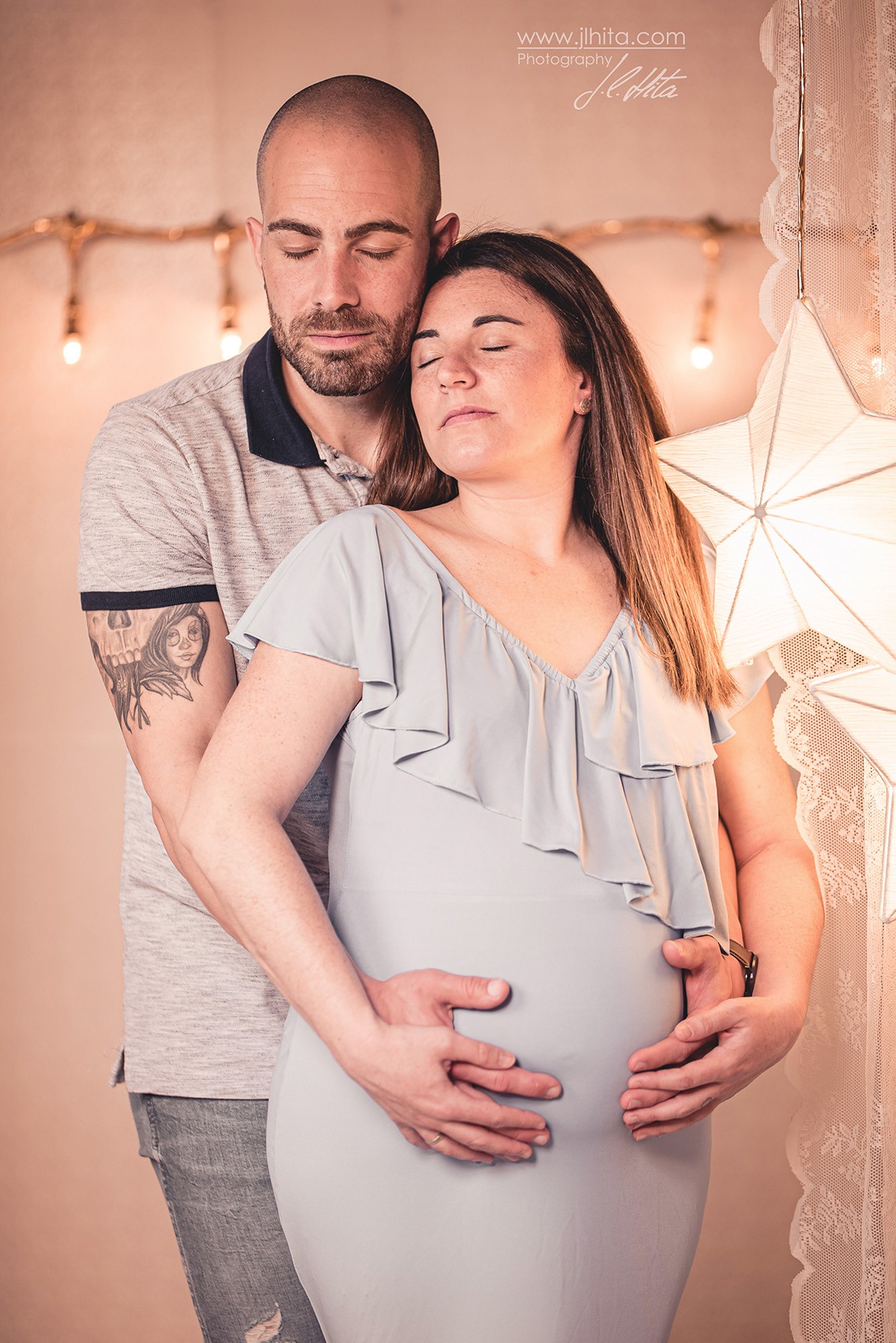 Sesión embarazo Izaskun abrazándose