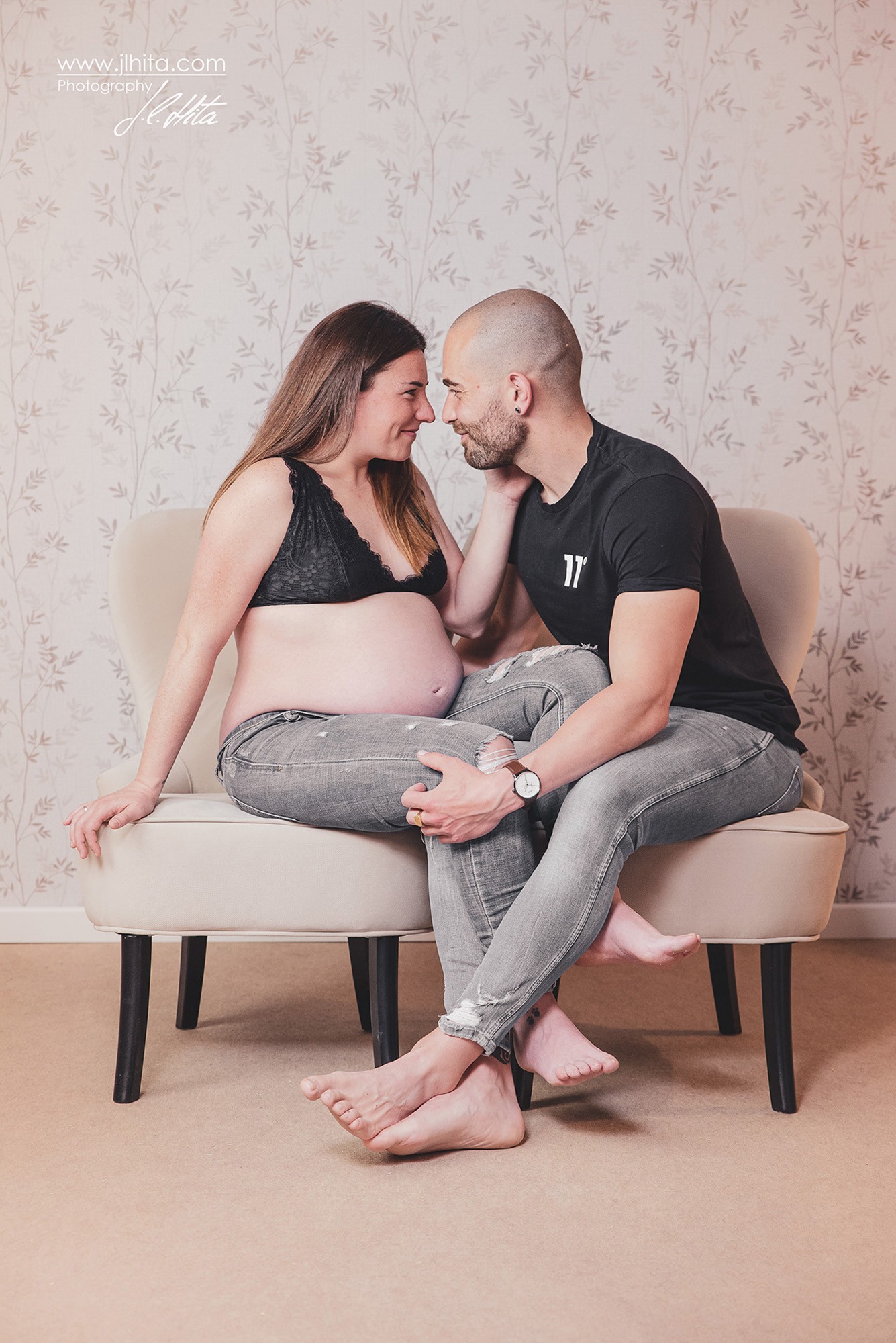 Sesión embarazo Izaskun y Carlos mirándose