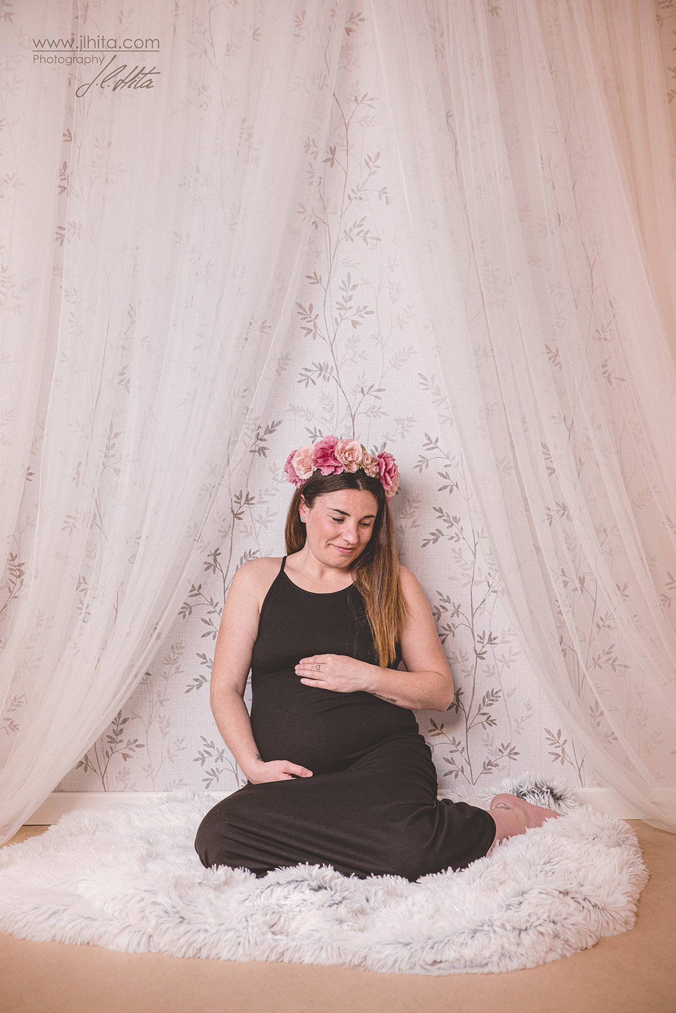 Sesión embarazo Izaskun sentada vestido negro