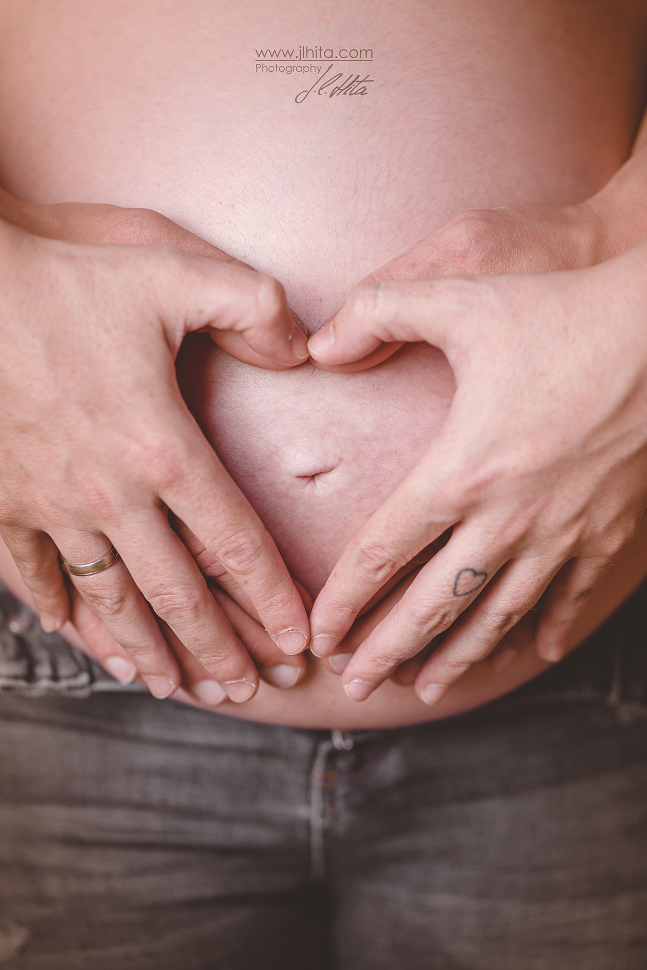 Sesión embarazo Izaskun manos forma de corazón