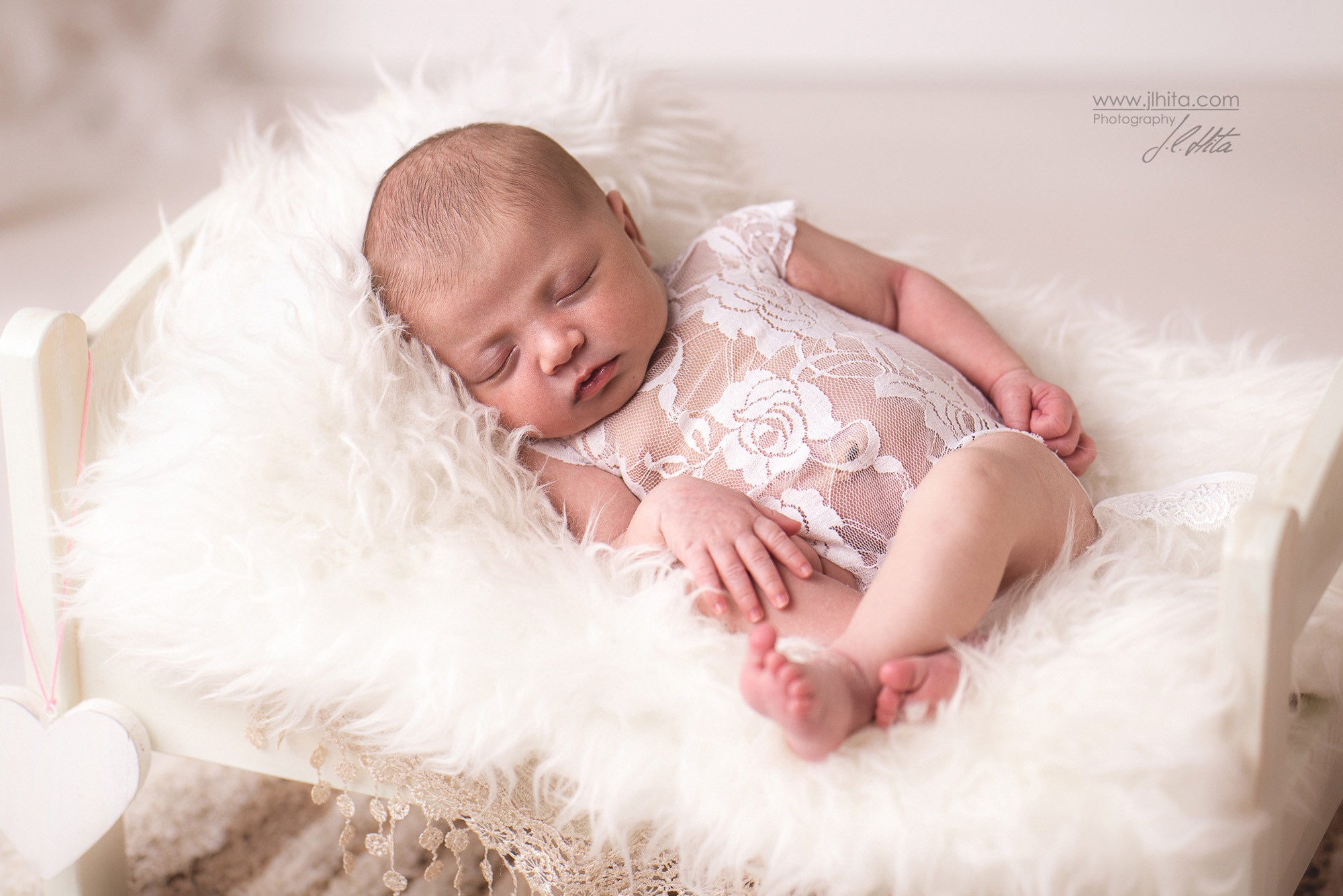 Sesión Newborn Abril Flokati blanco