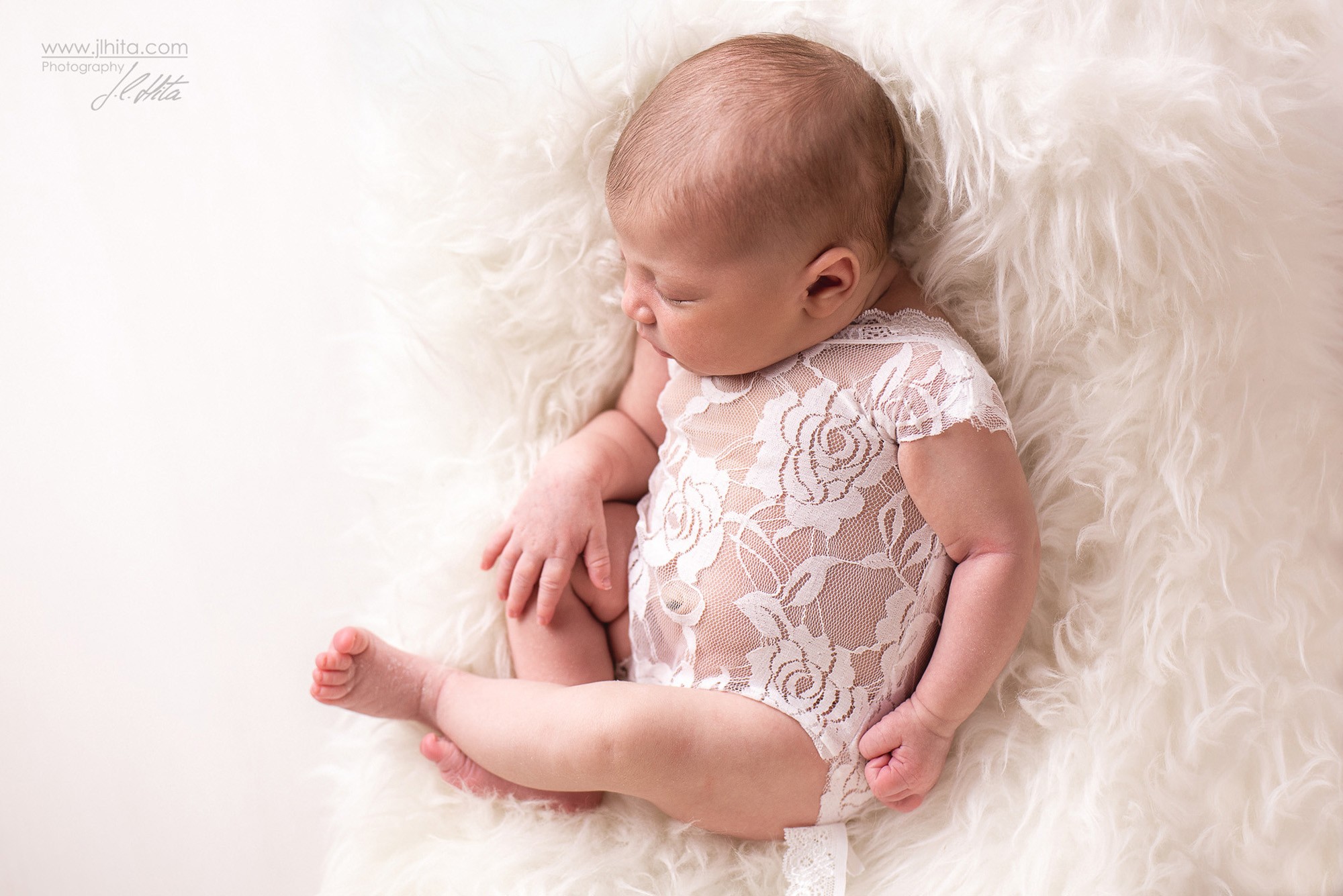 Sesión Newborn Abril Body y Flokati blanco