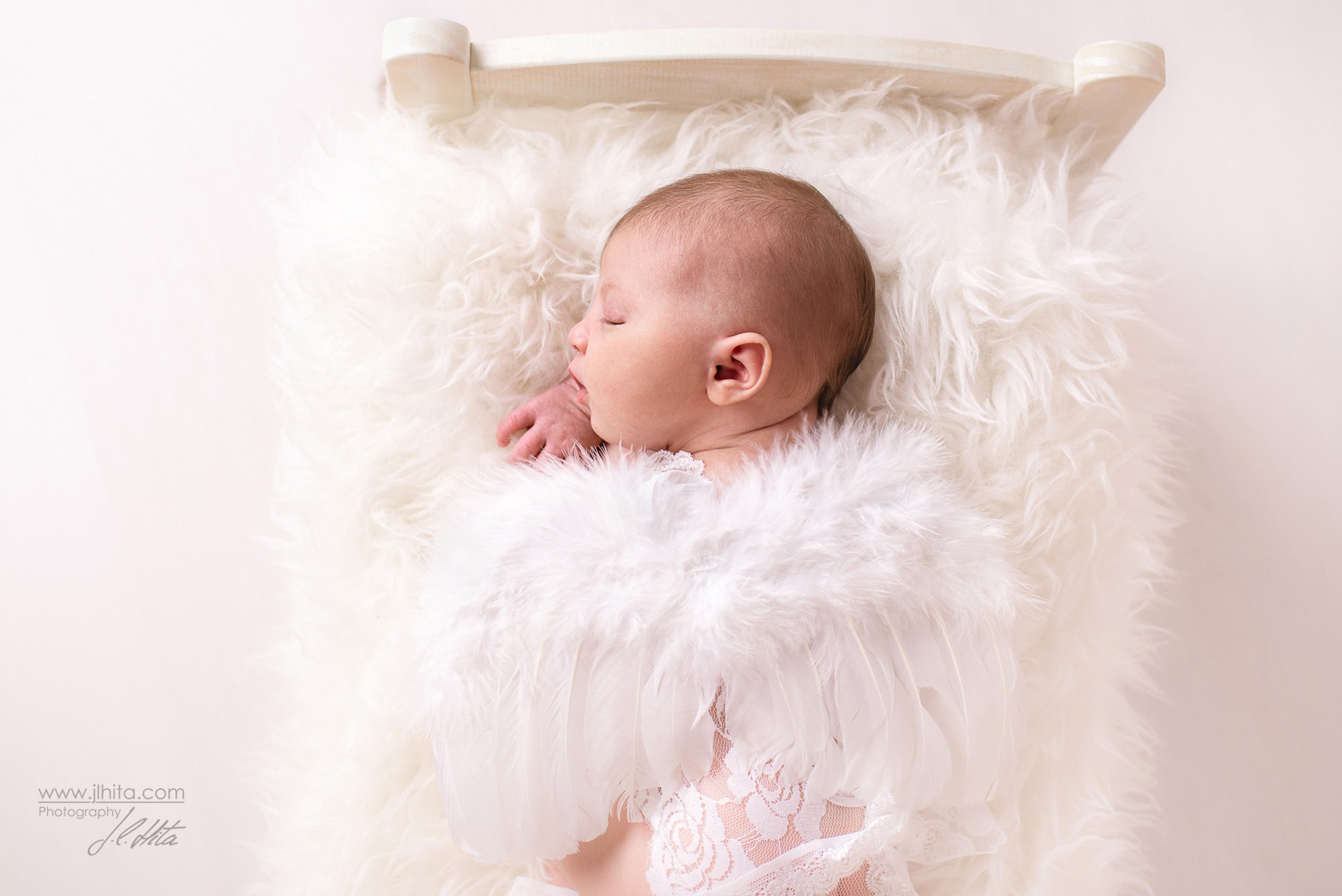 Sesión Newborn Abril alas blancas de ángel