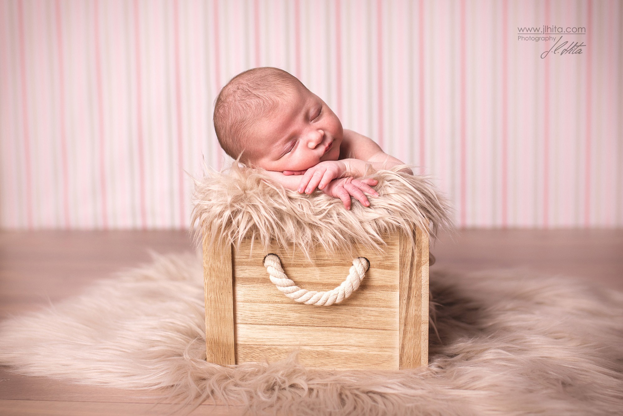 Sesión Newborn Abril caja de madera