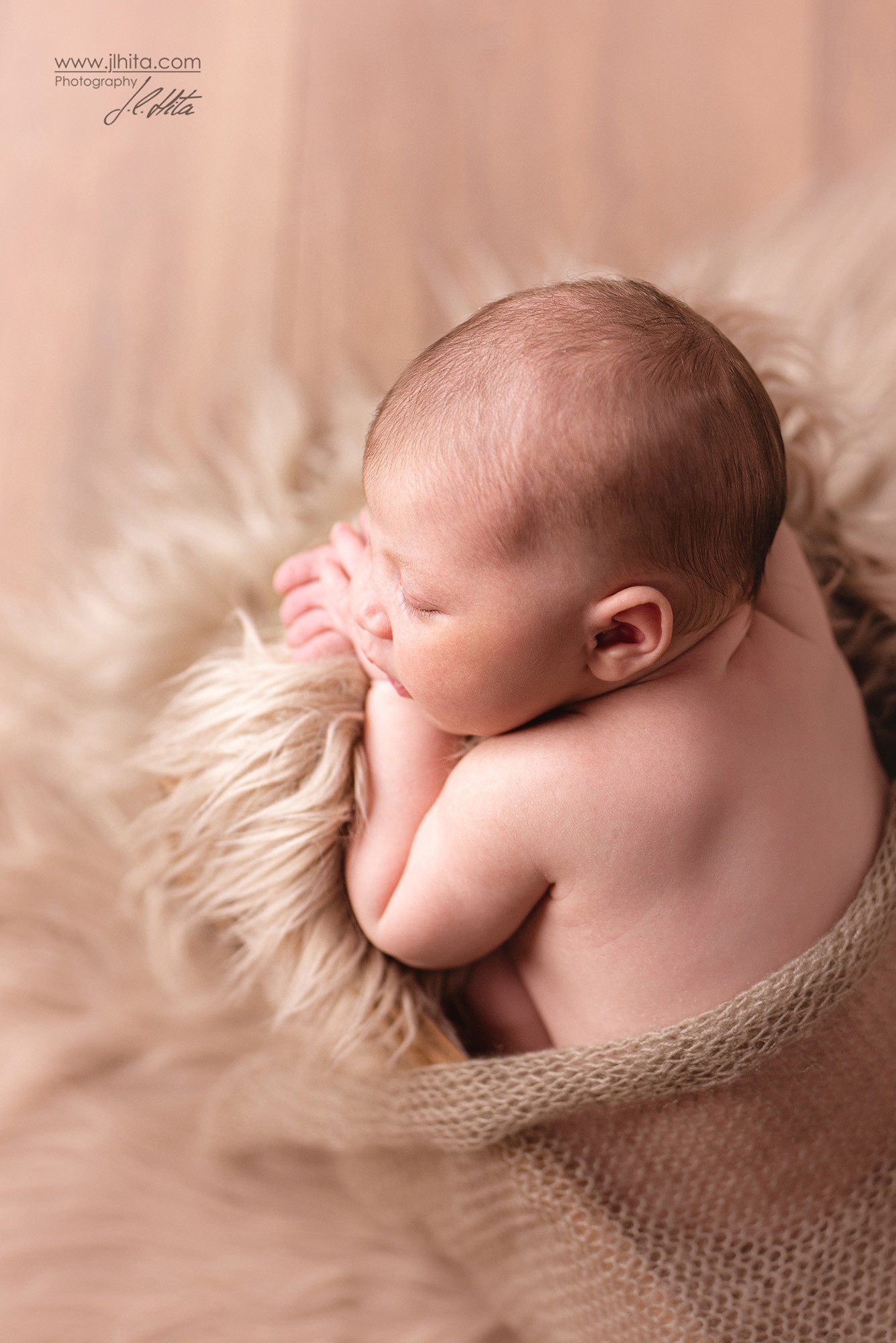 Sesión Newborn Abril Flokati marrón