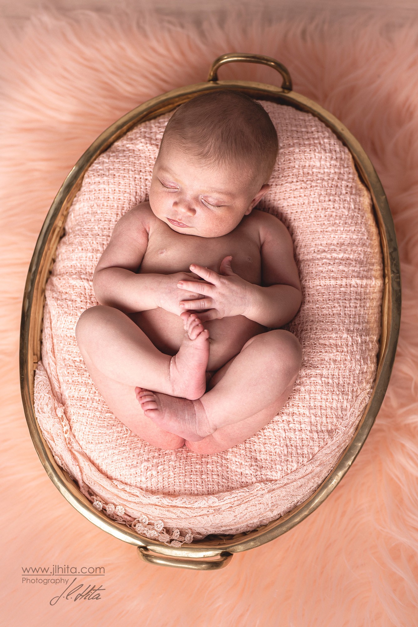 Sesión Newborn Abril cesta de mimbre