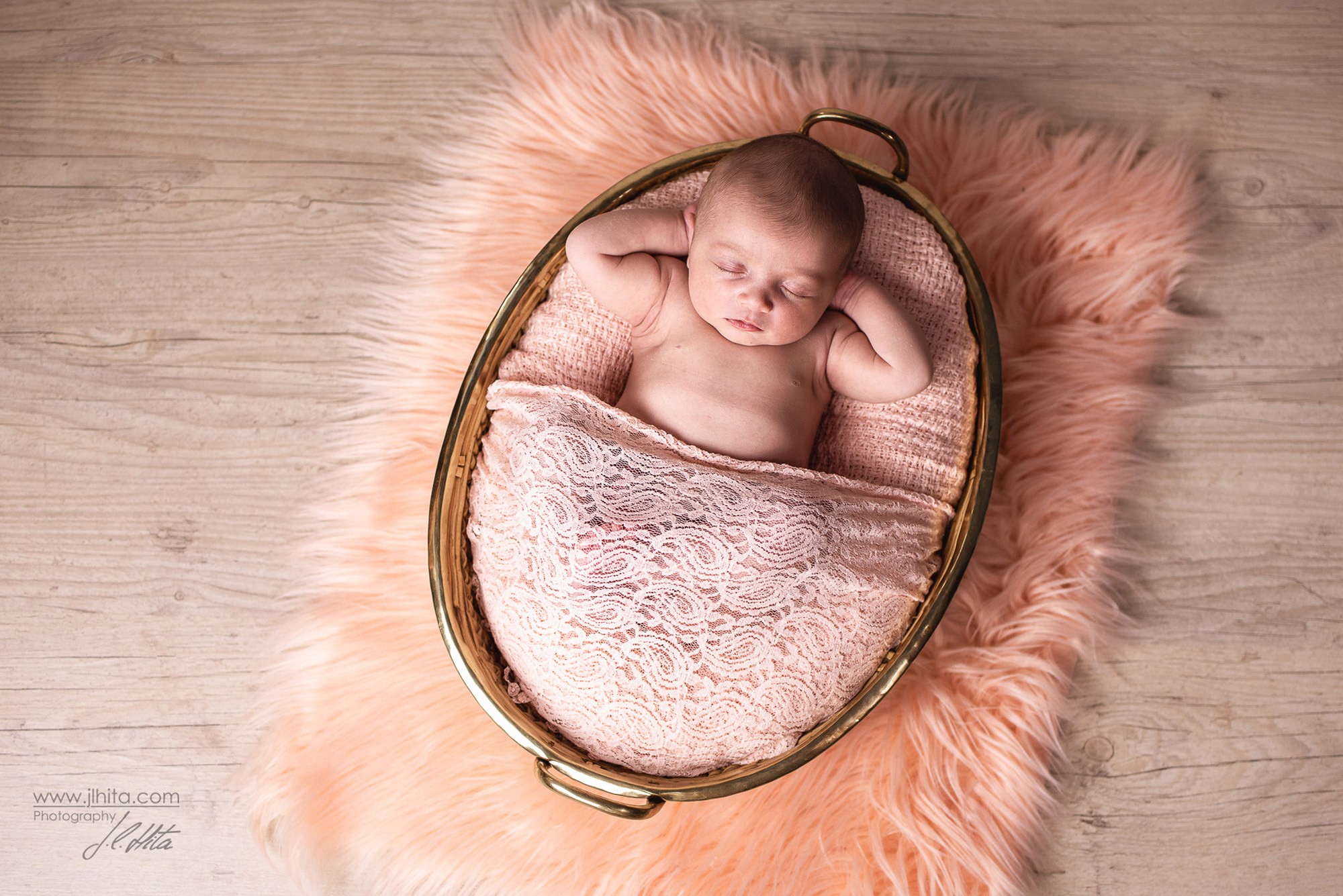 Sesión Newborn Abril cesta y flokati naranja