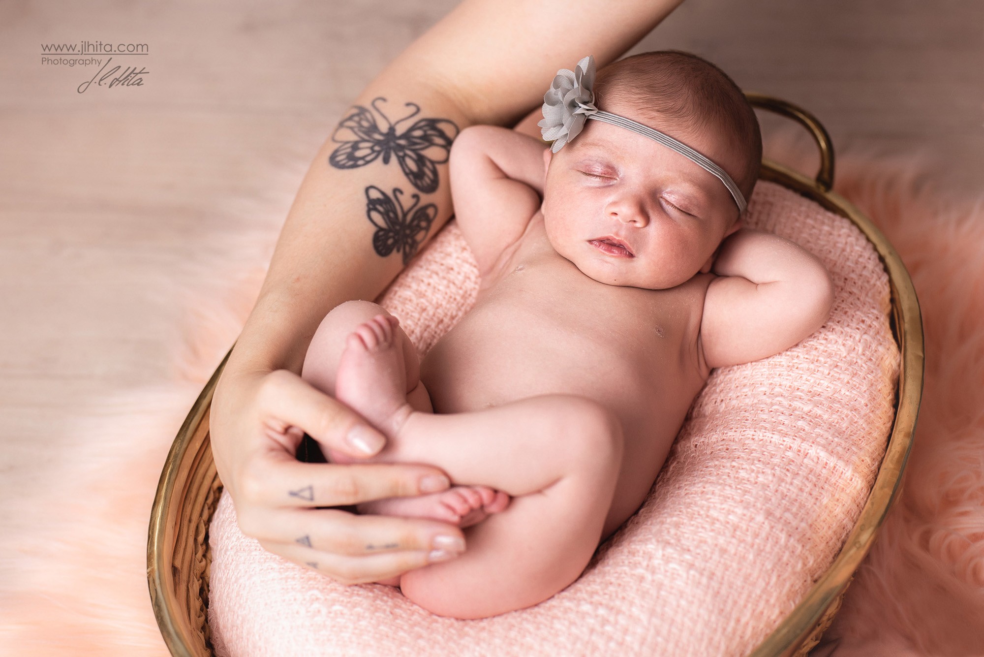 Sesión Newborn Abril tatuaje brazo de mamá