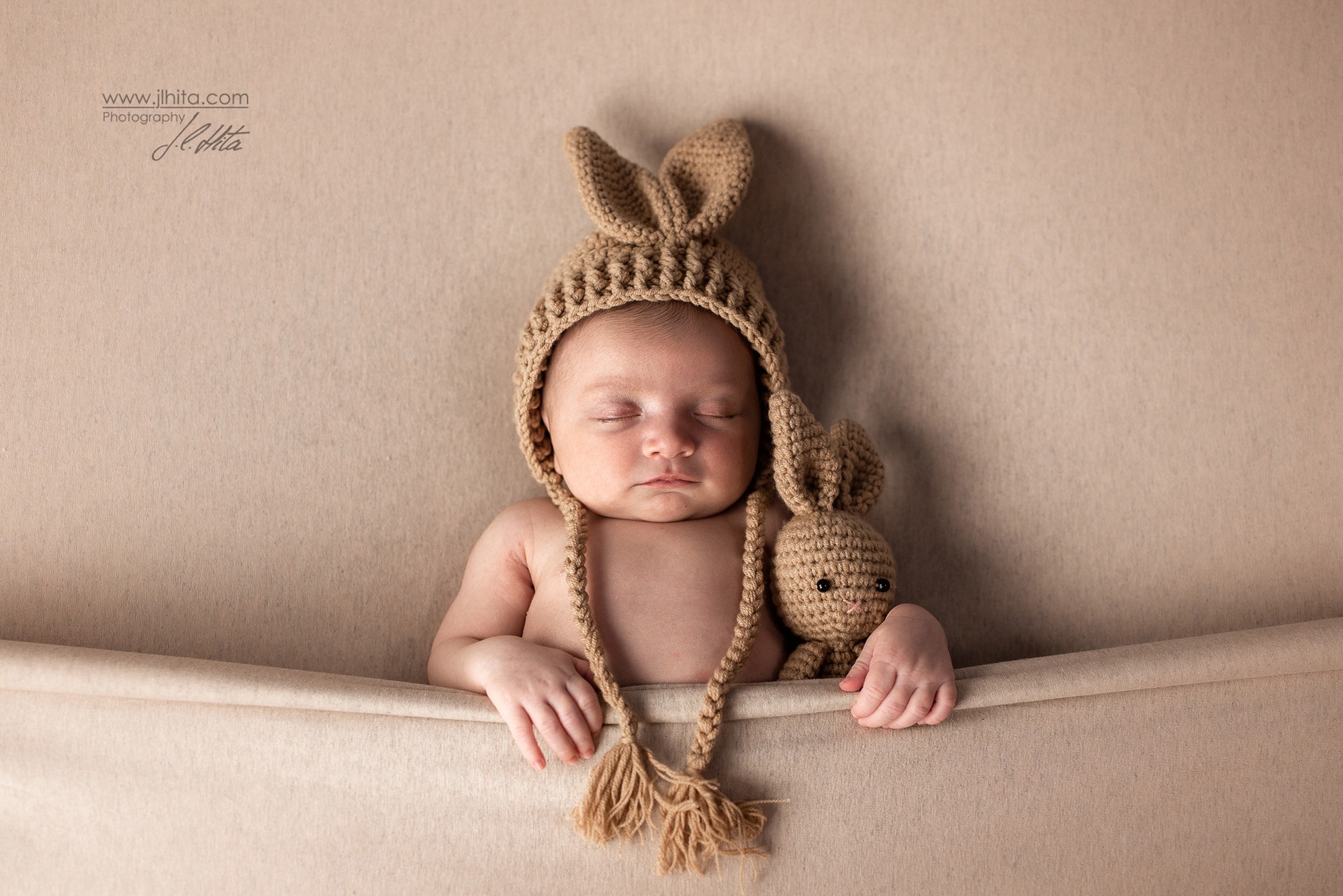 Sesión Newborn Abril color marrón