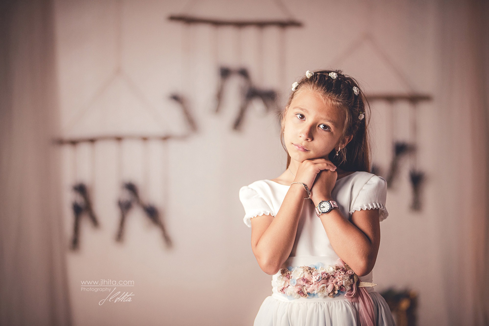 Fotografía de comunión de Paula escena lavandas al fondo