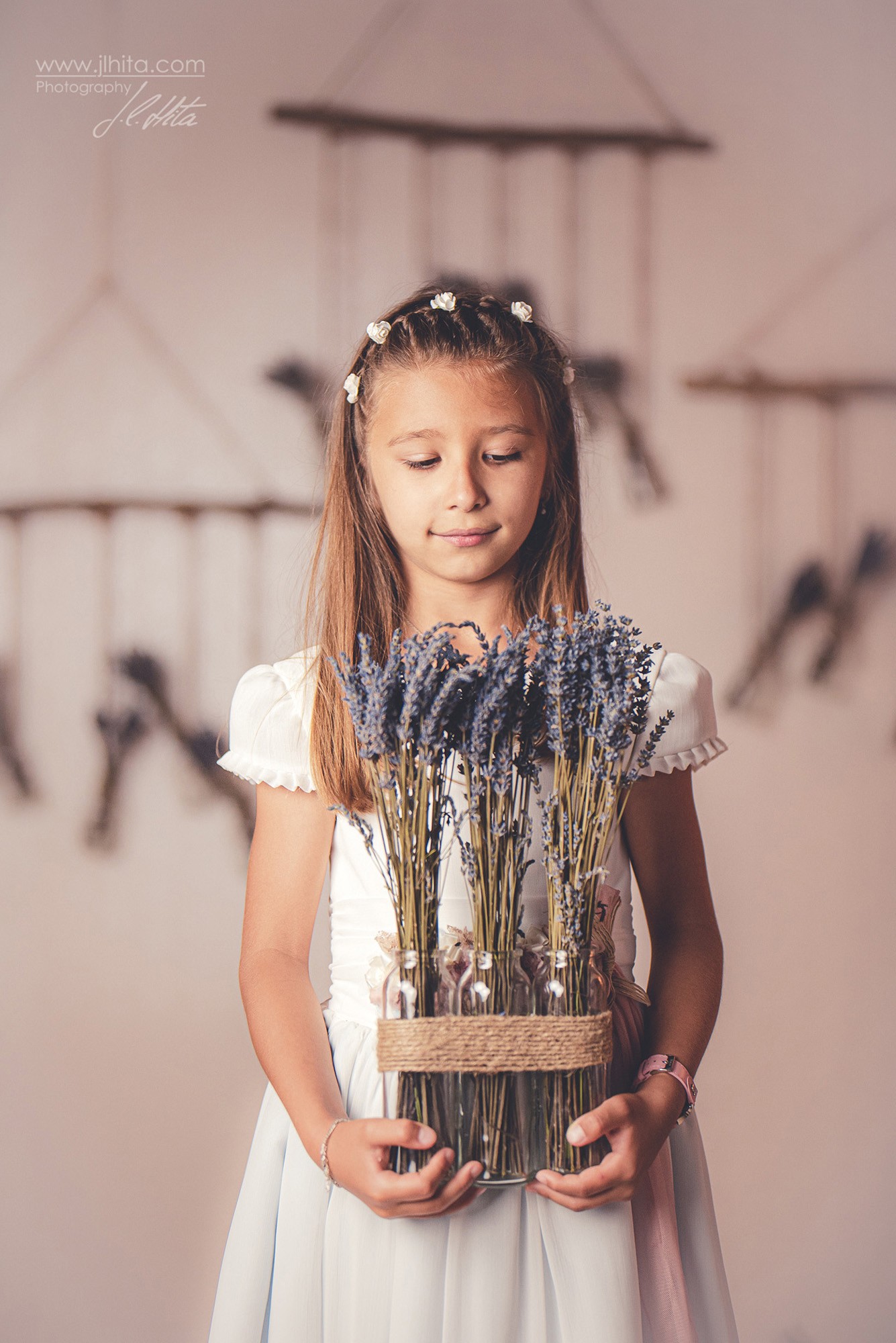 Fotografía de comunión de Paula escena mirando lavandas