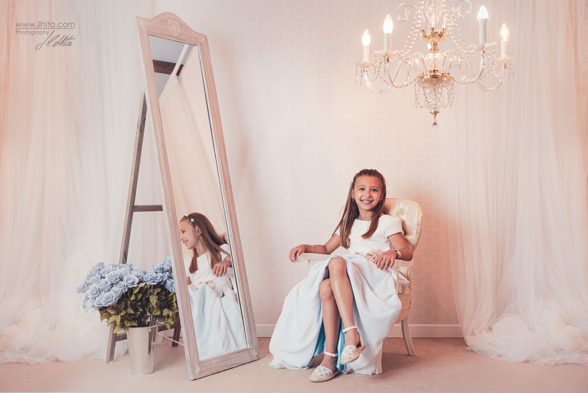 Fotografía de comunión de Paula escena lampara de araña en Alovera