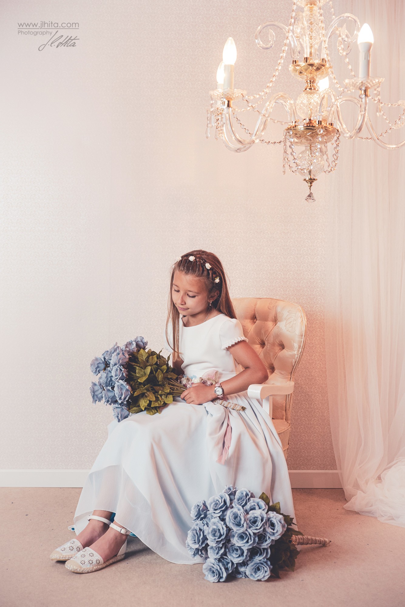Fotografía de comunión de Paula escena flores azules