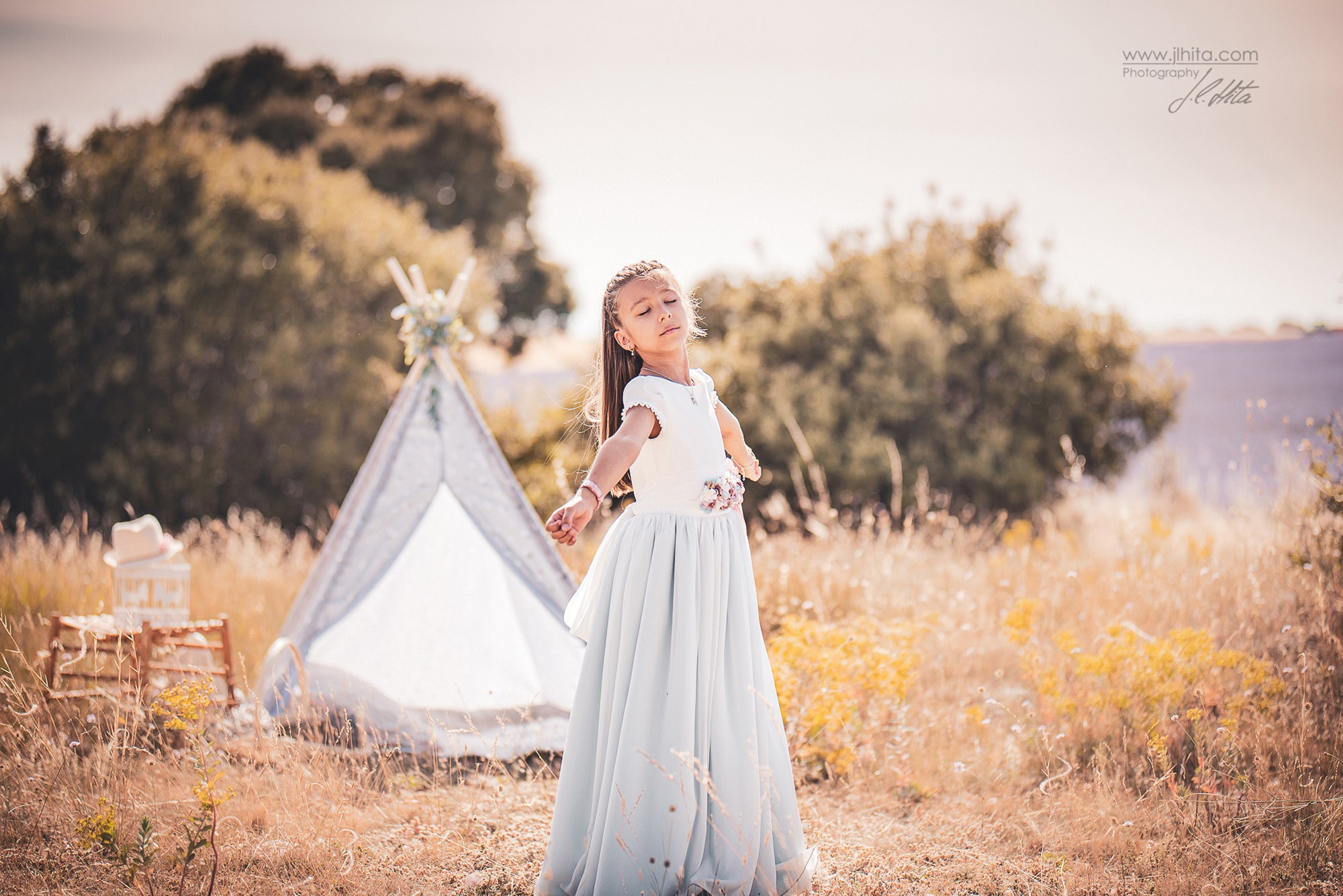 Sesión de comunión de Paula con un tipi en Brihuega