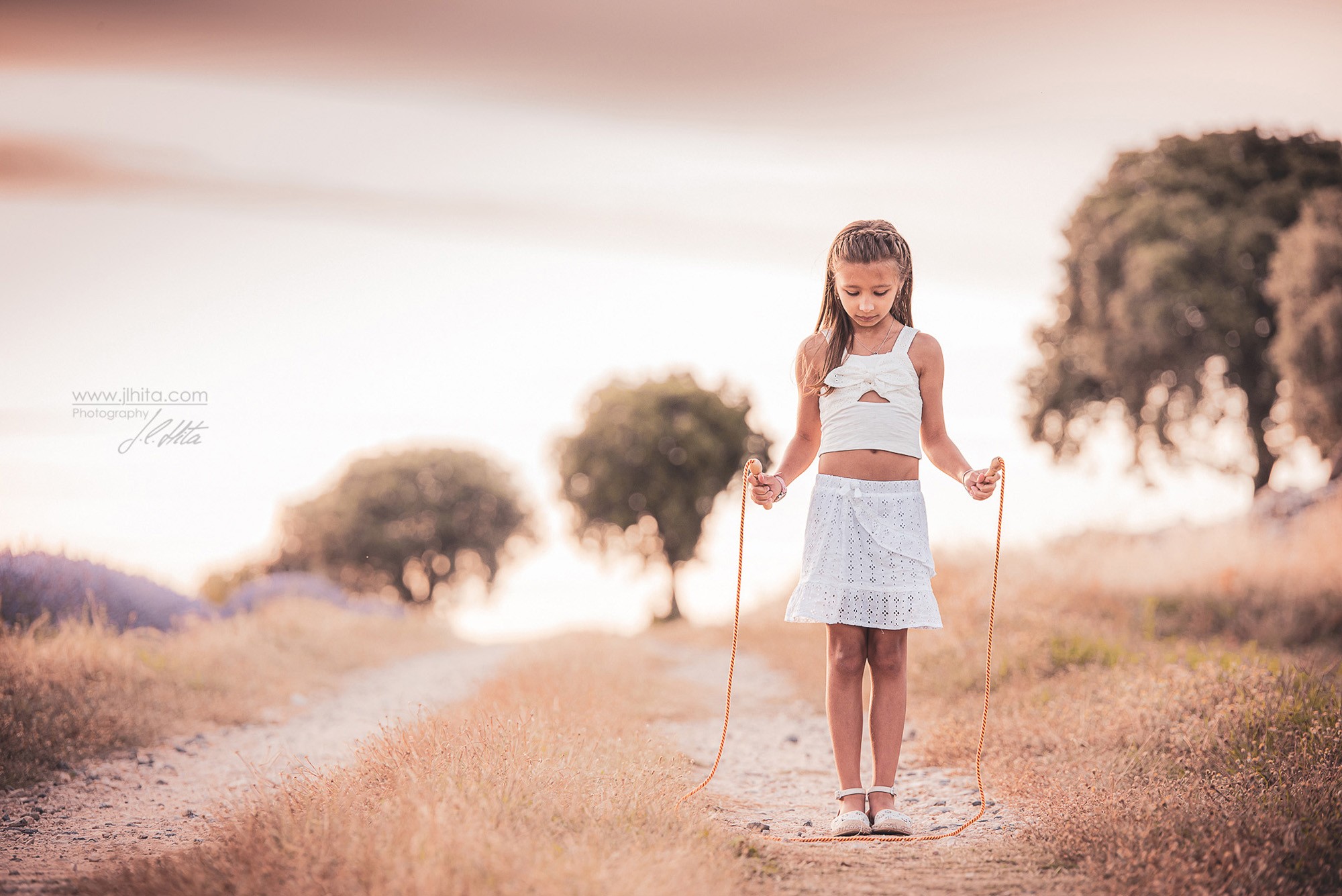 Sesión de comunión de Paula saltando con cuerda en Brihuega